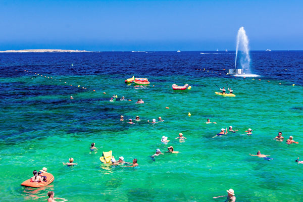 Malta - plaża, fontanna w morzu